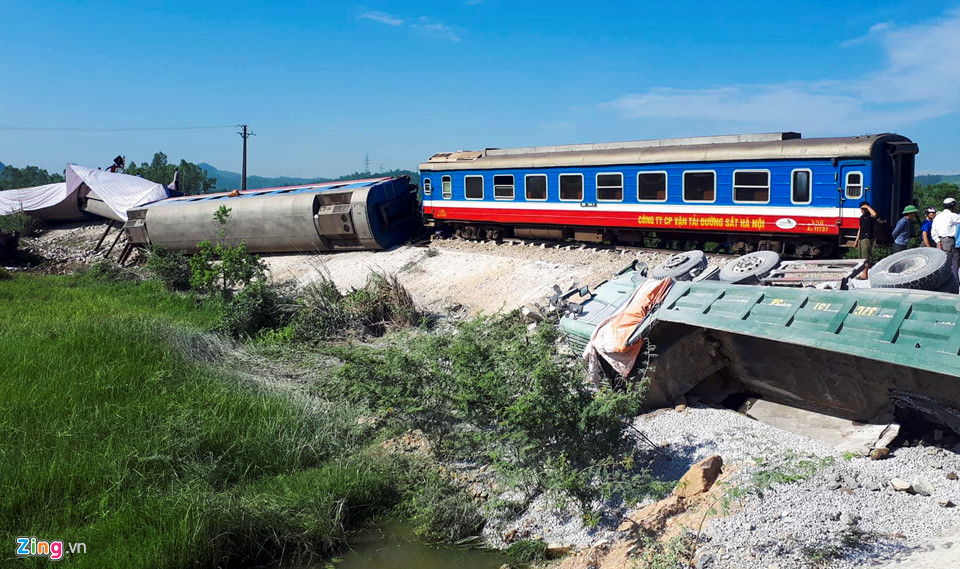 Đường sắt tê liệt sau vụ lật tàu ở Thanh Hóa